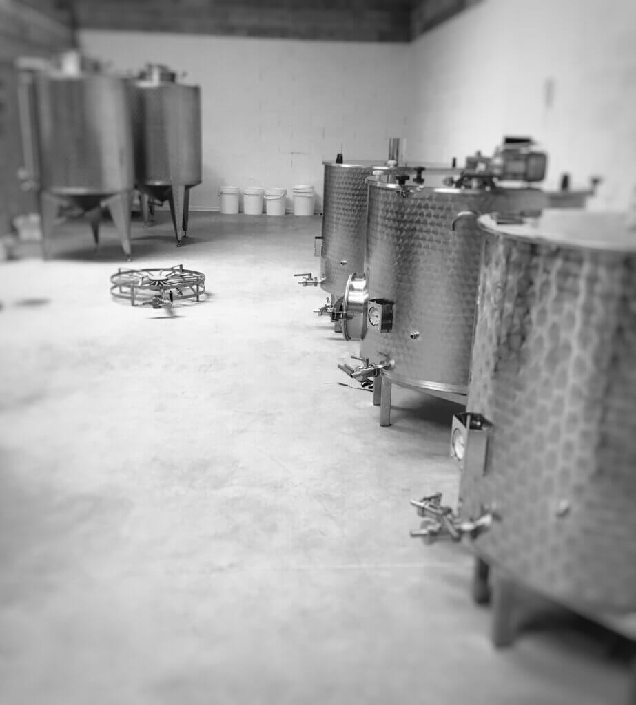 photo des cuves en noir et blanc