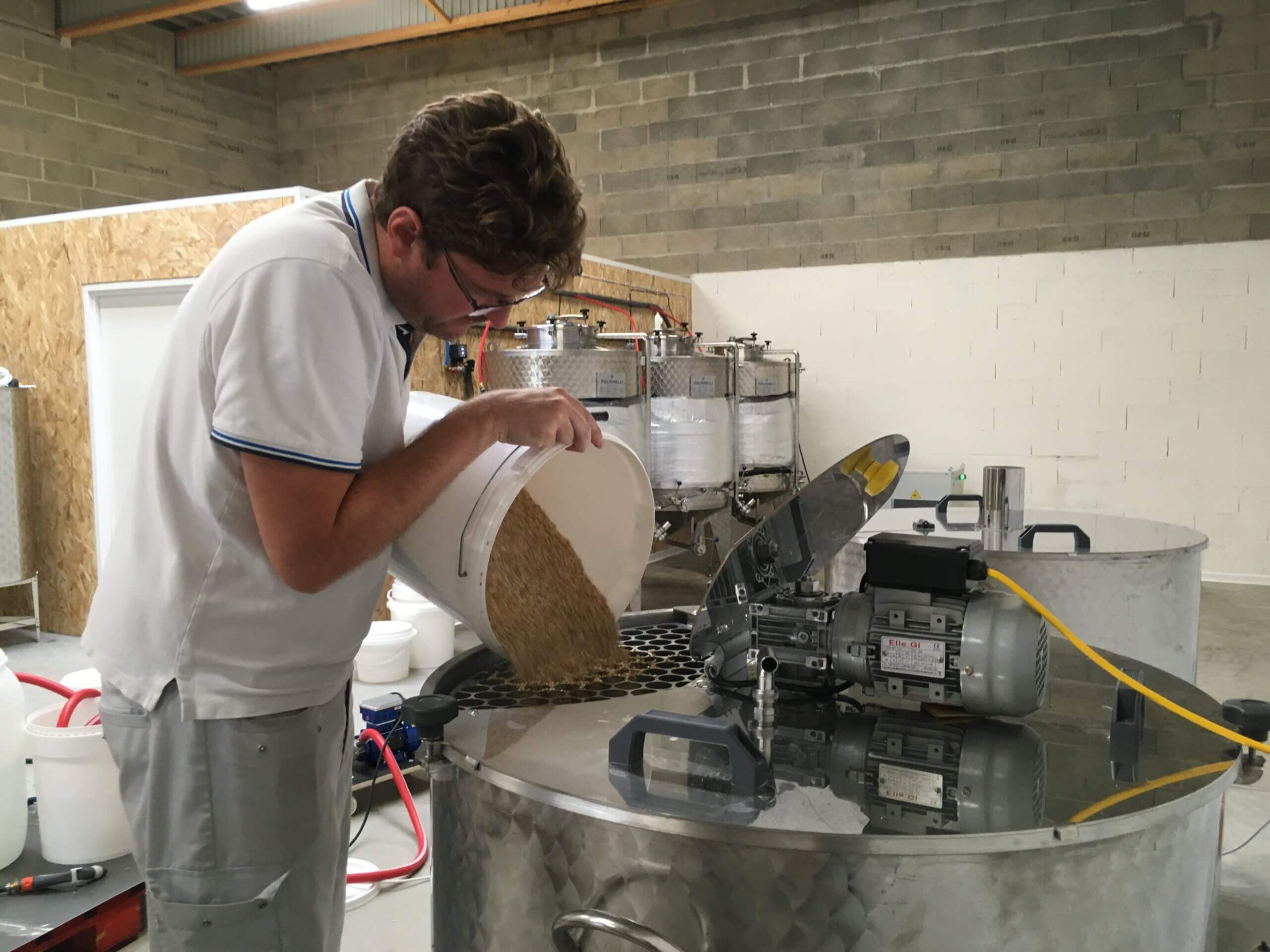 florent en train de verser le malt dans la cuve de brassage