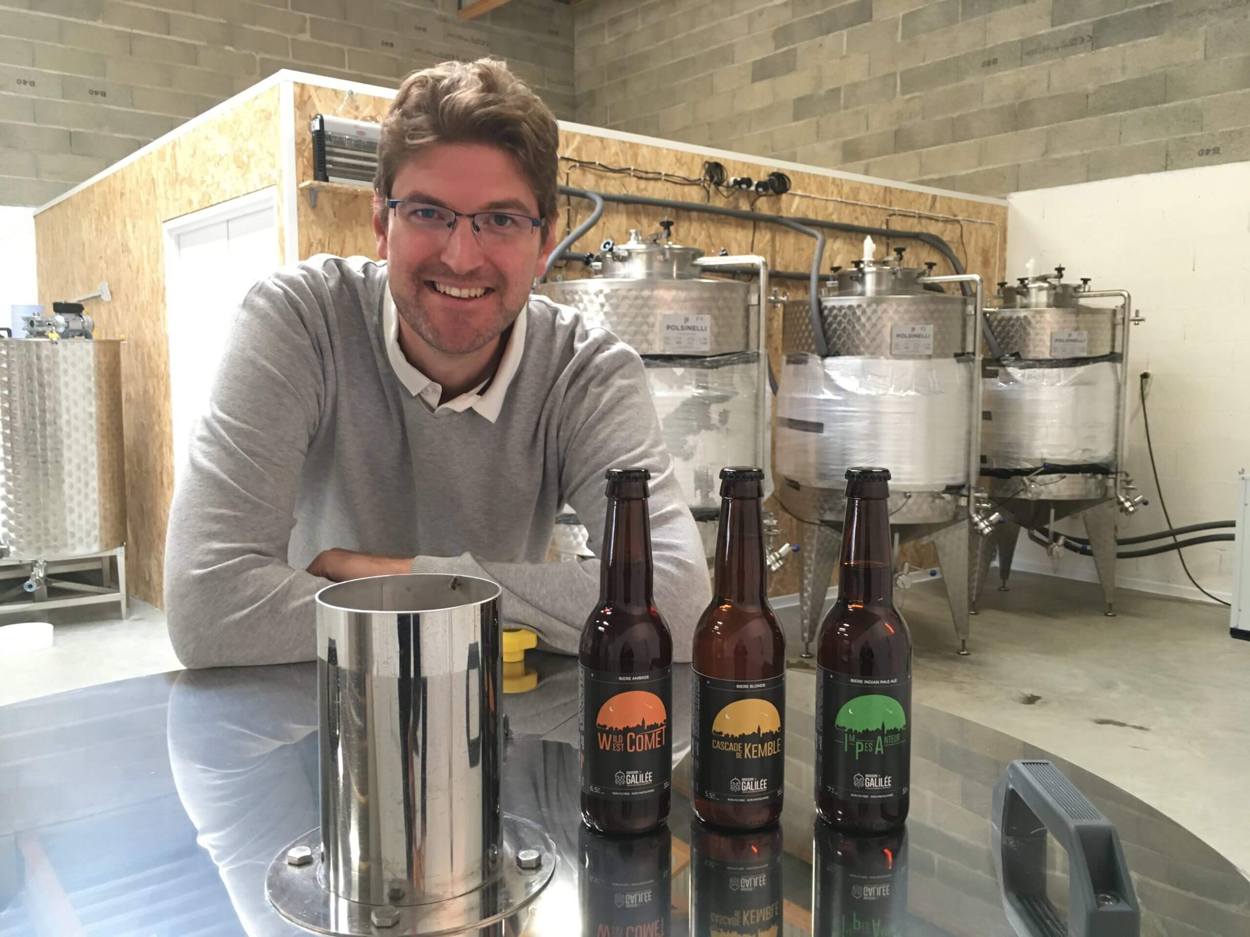 portrait de Florent devant les cuves de fermentation