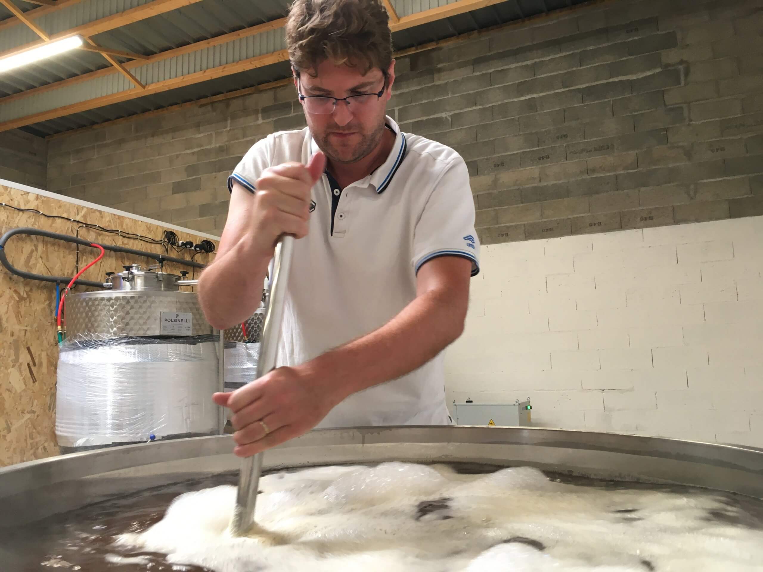 florent en train de mélanger un brassin dans la cuve d'ébulition