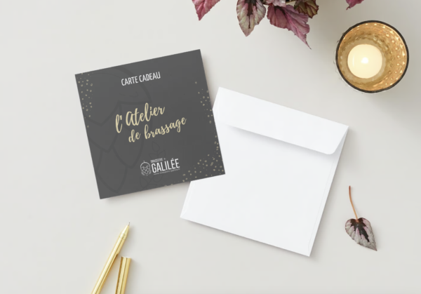 carte cadeau avec une enveloppe