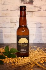bouteille de bière Cascade de Kemble avec des grains d'orge et une feuille de houblon