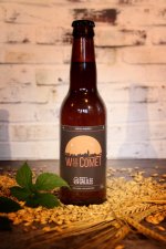 bouteille de bière Wild West Comet avec des grains d'orge et une feuille de houblon