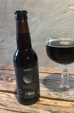 bouteille de bière Harvest Moon et verre contenant la bière brune